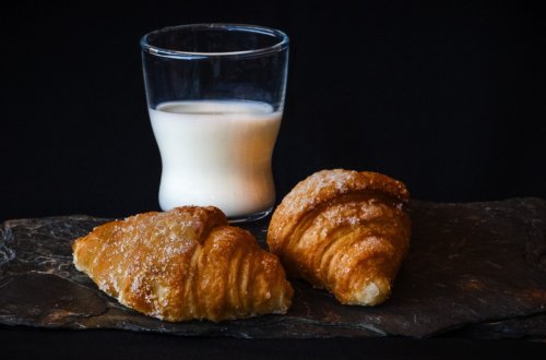 Colazione brioche e latte