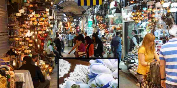 Turisti in fila per le cucchitelle