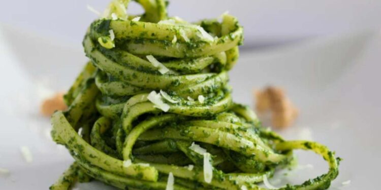 Tagliatelle al pesto di mandorle