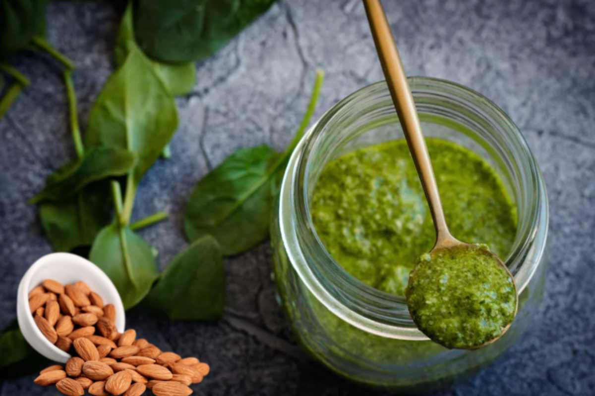 Tagliatelle al pesto di mandorle