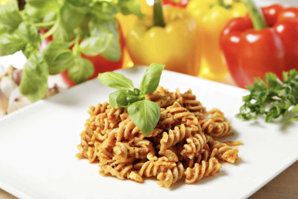 Oltre al classico uso come condimento per la pasta, il pesto alla trapanese viene utilizzato in altre preparazioni tipiche della cucina trapanese