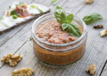 Nato dall’incontro tra la cultura gastronomica ligure e i prodotti locali siciliani, il pesto alla trapanese si distingue per la sua preparazione a crudo