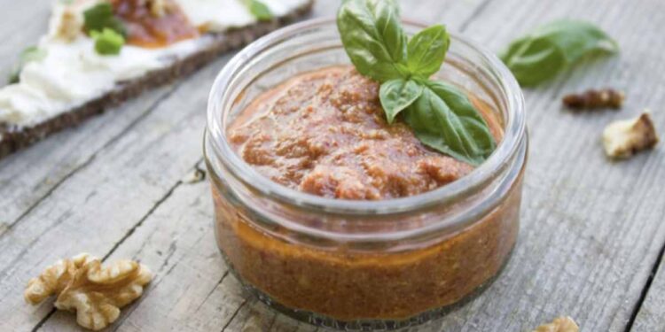 Nato dall’incontro tra la cultura gastronomica ligure e i prodotti locali siciliani, il pesto alla trapanese si distingue per la sua preparazione a crudo