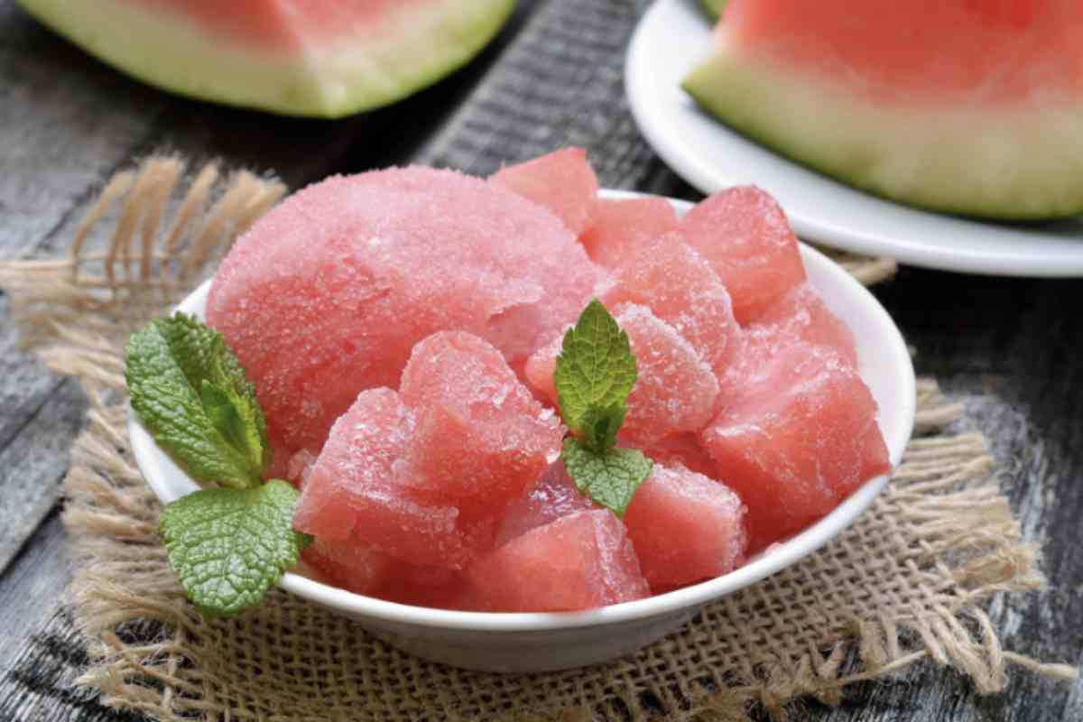 l cocomero, noto anche come anguria (Citrullus lanatus), è una pianta erbacea appartenente alla famiglia delle Cucurbitaceae,