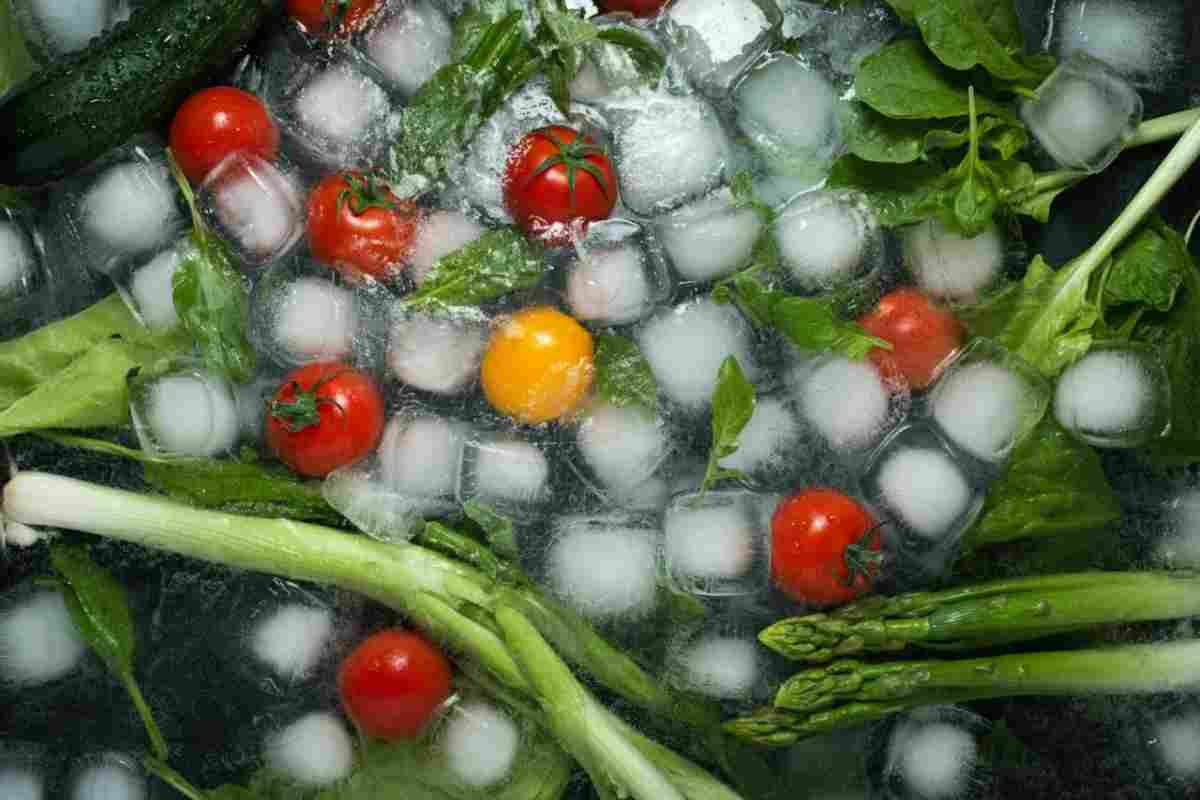 Immergere verdure nel ghiaccio