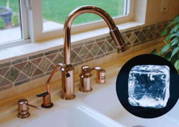 cubetto di ghiaccio per pulire il lavandino