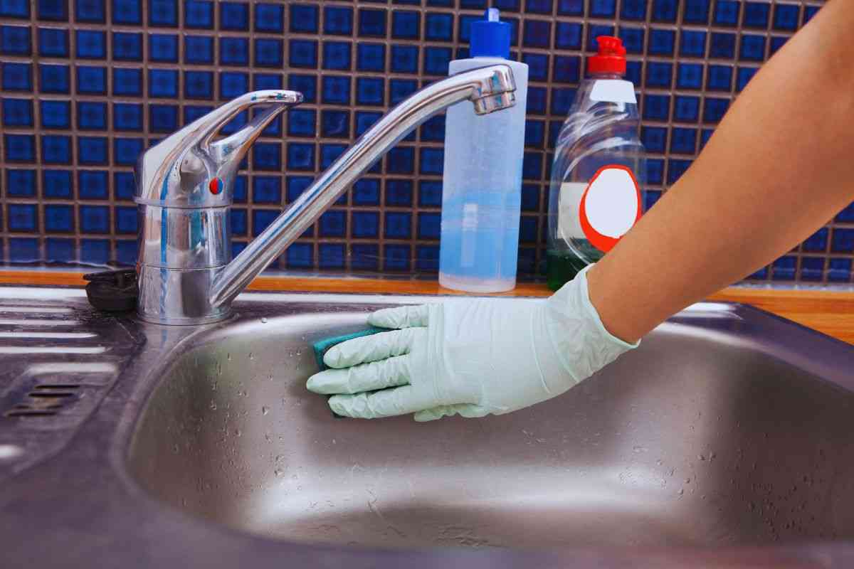 come pulire il lavello con il ghiaccio