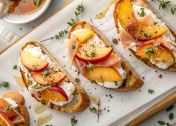 Bruschette di pesche e prosciutto crudo