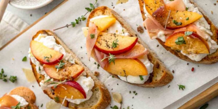 Bruschette di pesche e prosciutto crudo