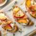 Bruschette di pesche e prosciutto crudo