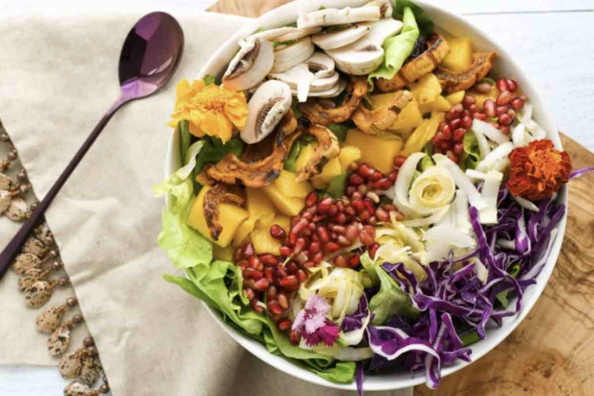Le insalate proposte condividono l’uso di ingredienti facilmente reperibili e di stagione, come pane raffermo, ortaggi freschi e olio extravergine d’oliva,