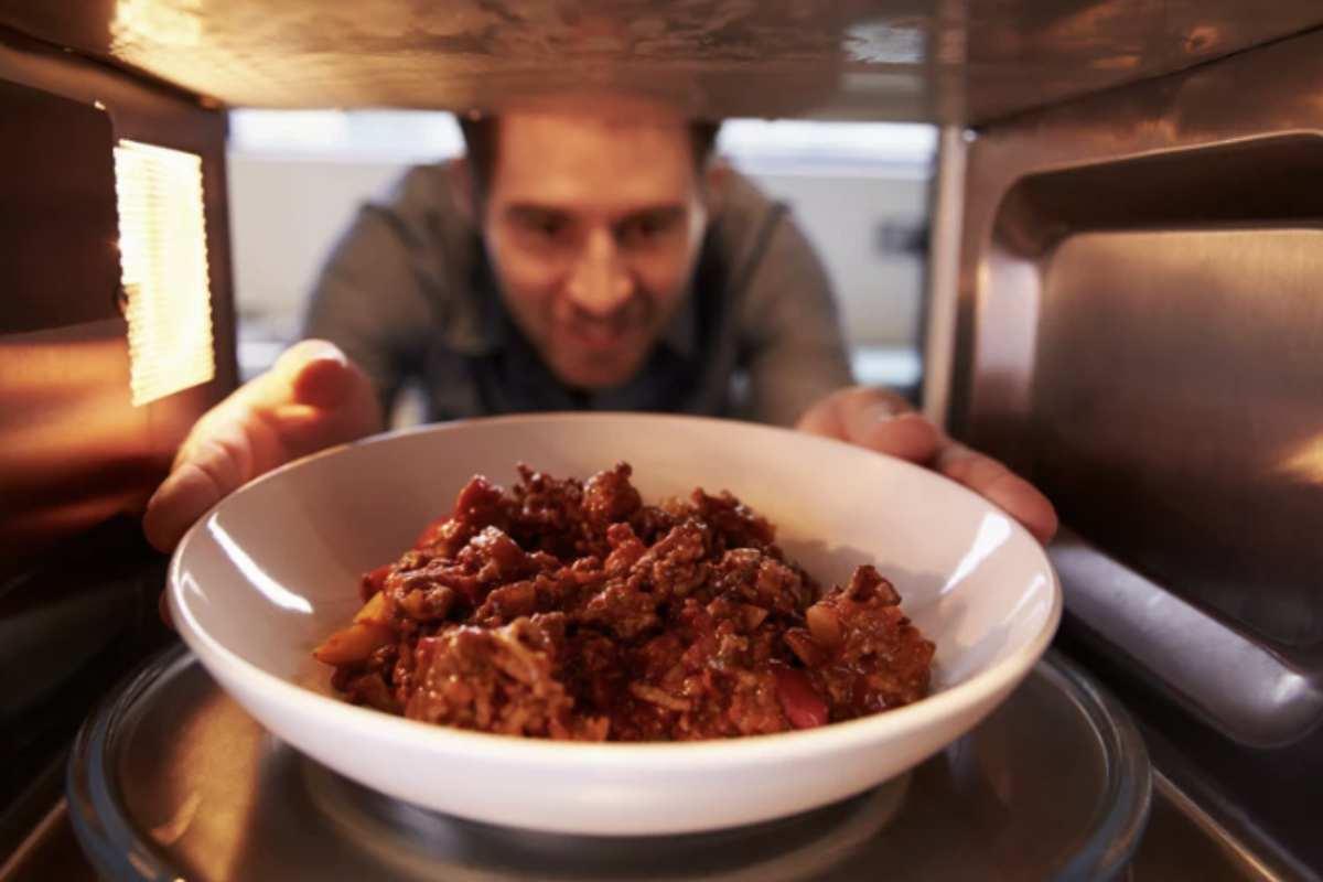 Un errore comune è il riscaldamento prolungato e a temperature troppo elevate, che porta a una pasta gommosa o secca, con perdita di sapore.