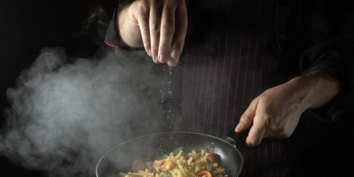 Un errore comune è il riscaldamento prolungato e a temperature troppo elevate, che porta a una pasta gommosa o secca, con perdita di sapore.