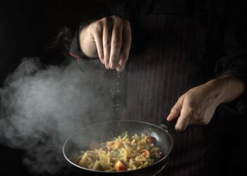 Un errore comune è il riscaldamento prolungato e a temperature troppo elevate, che porta a una pasta gommosa o secca, con perdita di sapore.