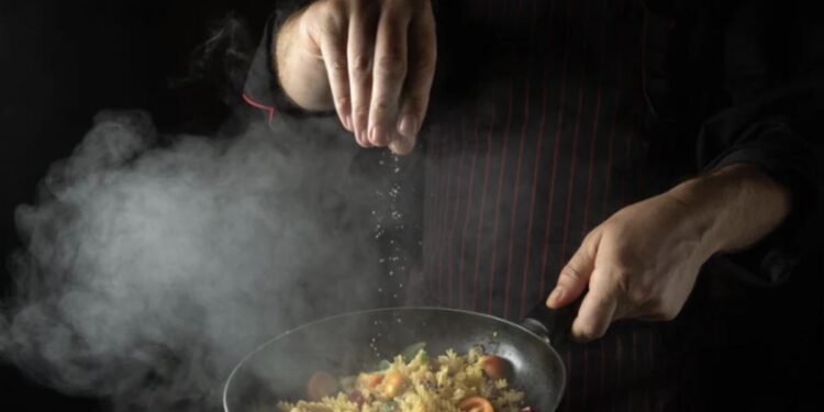 Un errore comune è il riscaldamento prolungato e a temperature troppo elevate, che porta a una pasta gommosa o secca, con perdita di sapore.