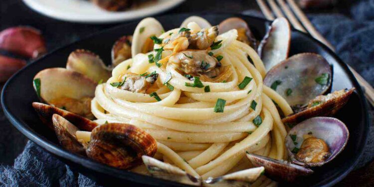 Spaghetti alle vongole, il trucco di nonna Pia per renderli davvero irresistibili, tutti i dettagli