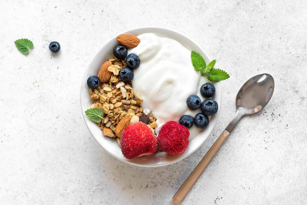 yogurt e frutta secca intestino
