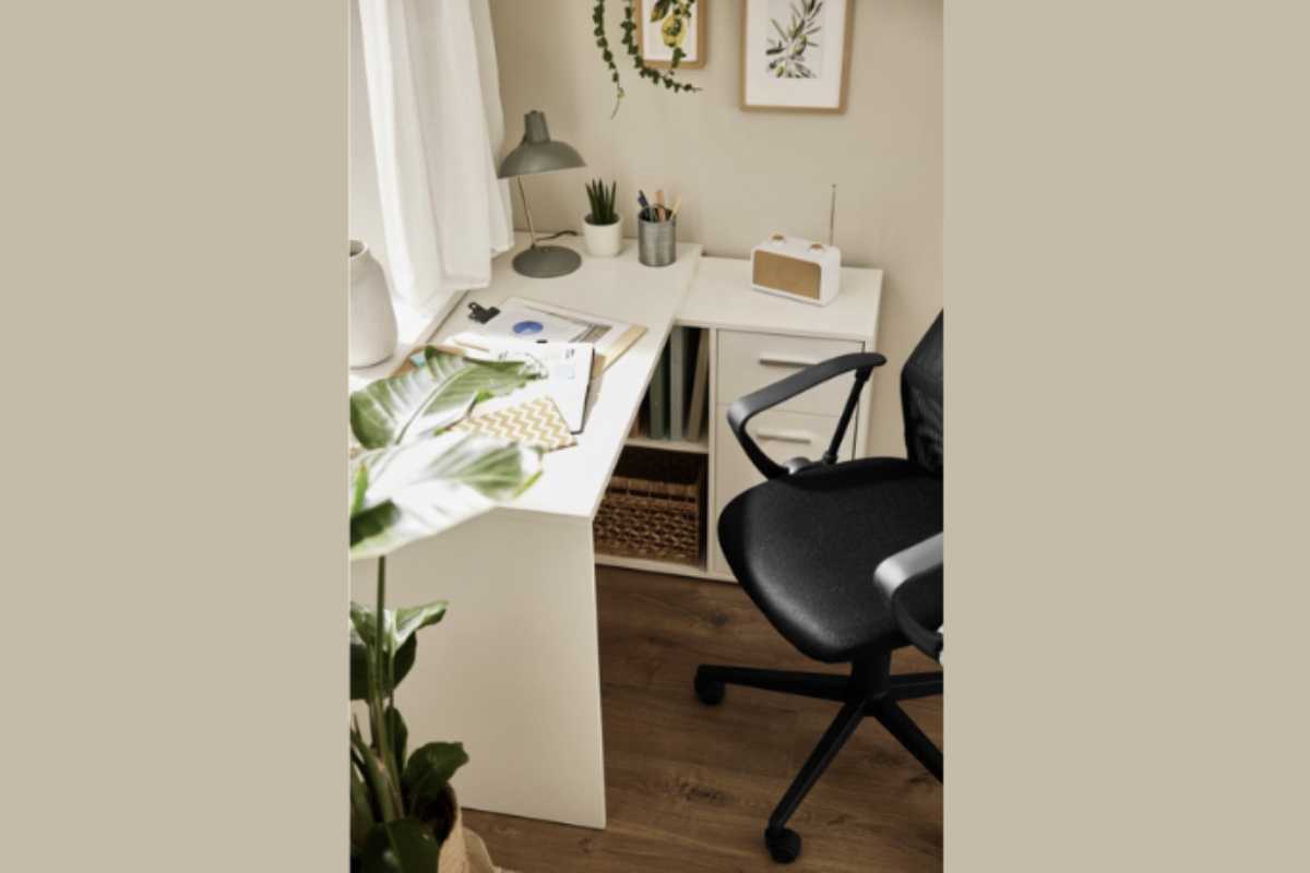 Con l’offerta attuale della scrivania Livarno Home a meno di 50 euro, Lidl risponde alle esigenze di chi vuole migliorare la propria postazione domestica