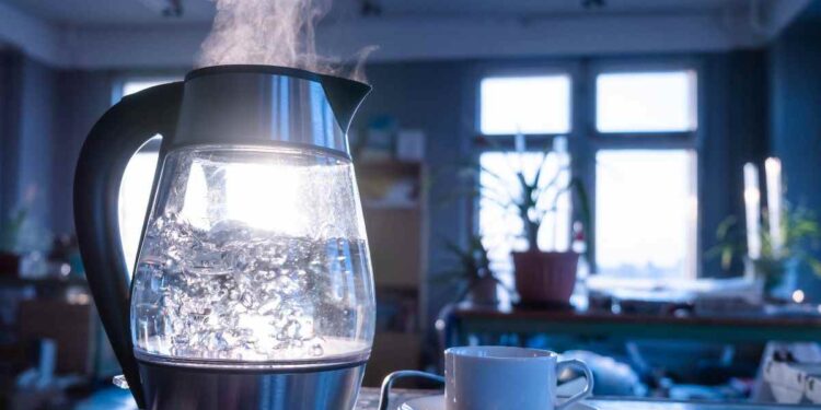 acqua in bollitore: l'errore che fai sempre