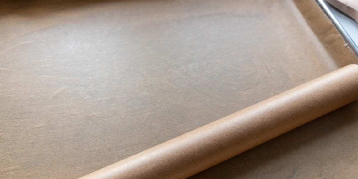 Carta forno, il trucco per stenderla in un secondo sulla teglia senza farla "arricciare"