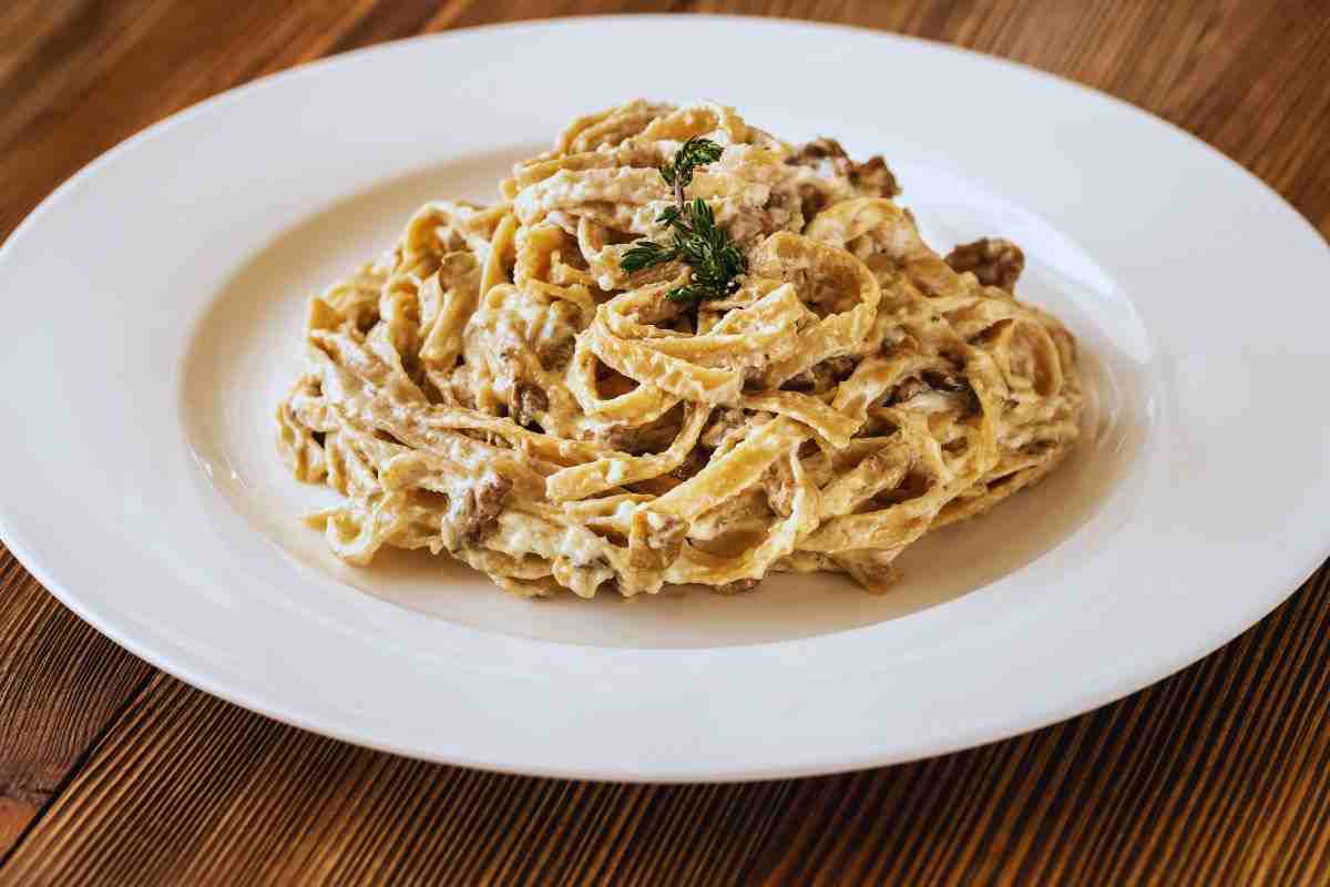 come fare gli spaghetti con funghi e fonduta di taleggio