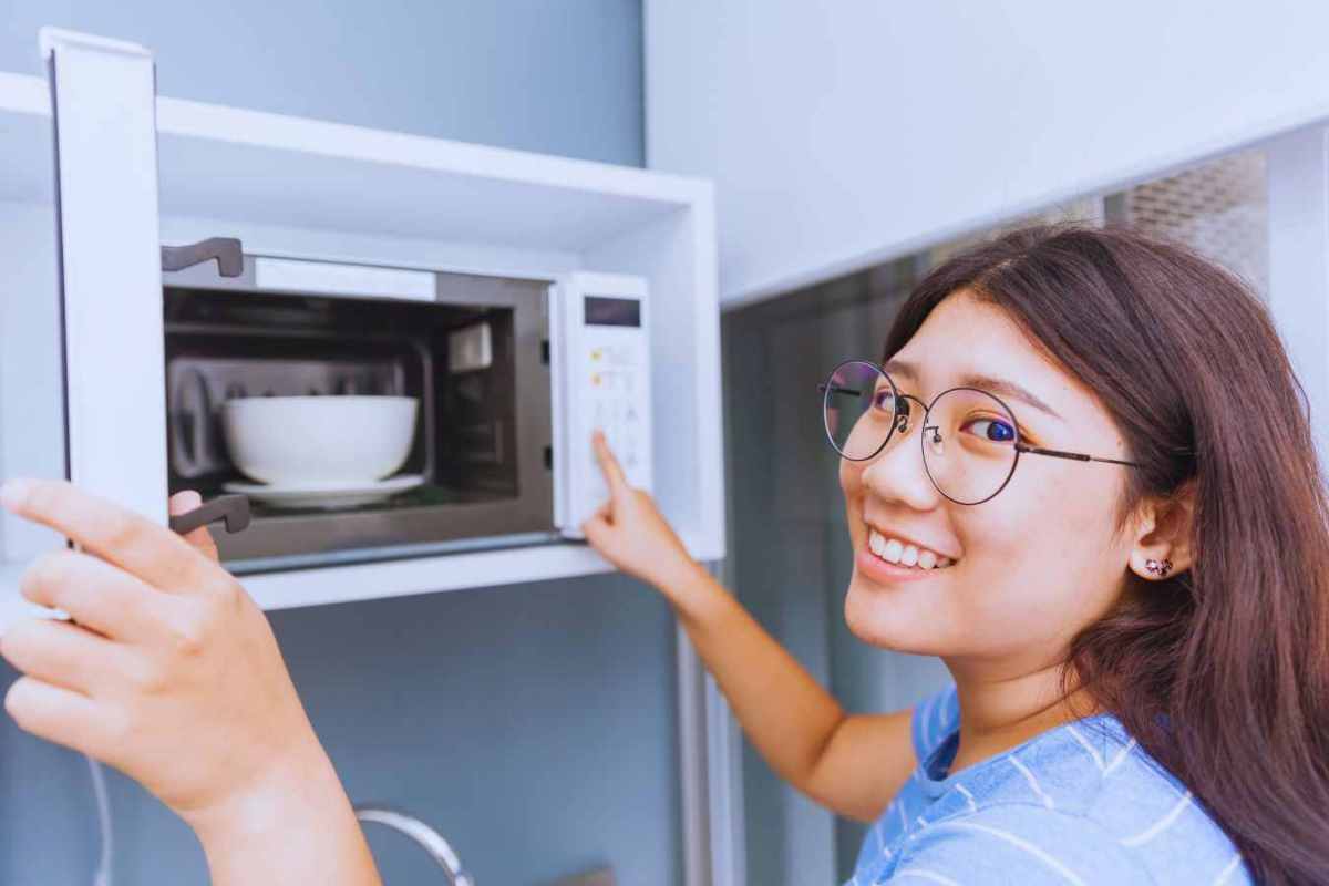 cosa evitare di mettere nel microonde