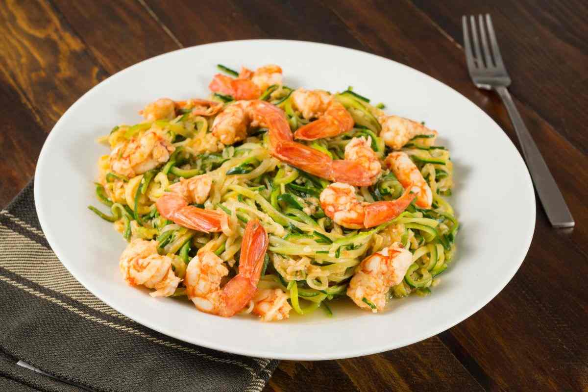 pasta fredda zucchine e gamberetti: con questa ricetta saluti l'estate