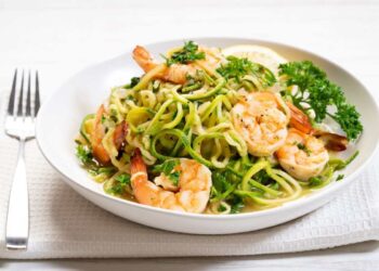 pasta fredda zucchine e gamberetti: con questa ricetta saluti l'estate