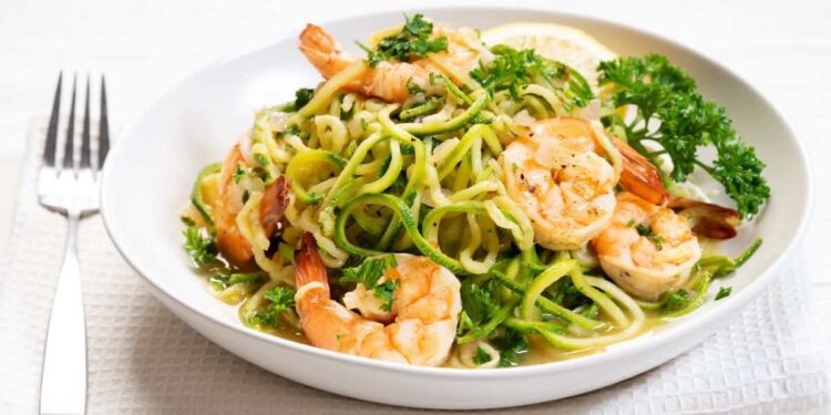 pasta fredda zucchine e gamberetti: con questa ricetta saluti l'estate