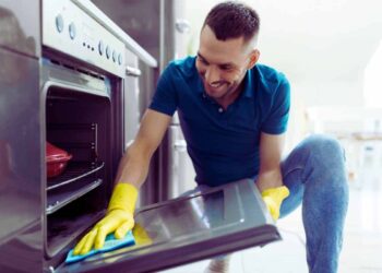 pulire il forno senza spendere un euro è possibile: ecco come