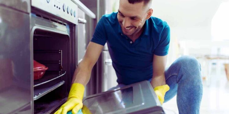pulire il forno senza spendere un euro è possibile: ecco come