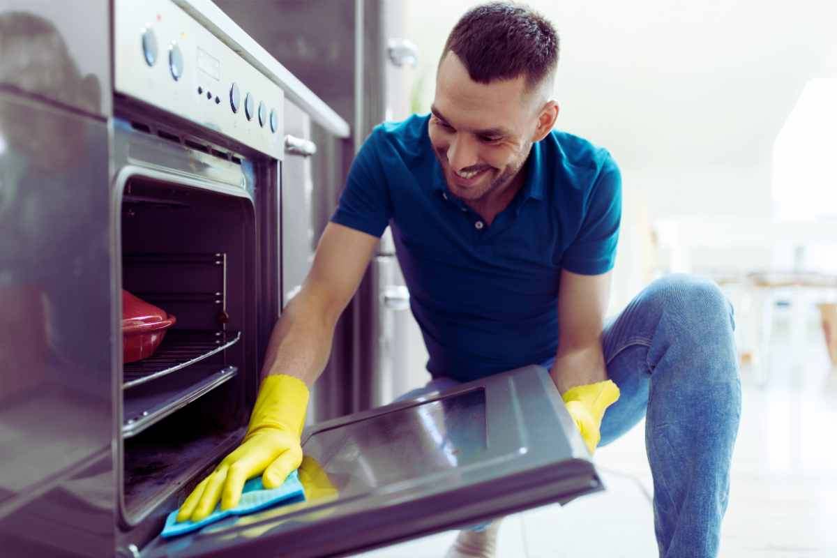 pulire il forno senza spendere un euro è possibile: ecco come