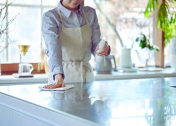 Lo faceva sempre la nonna: così pulisci i mobili della cucina