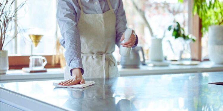 Lo faceva sempre la nonna: così pulisci i mobili della cucina