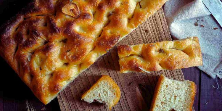 Focaccia, la ricetta semplice e velocissima
