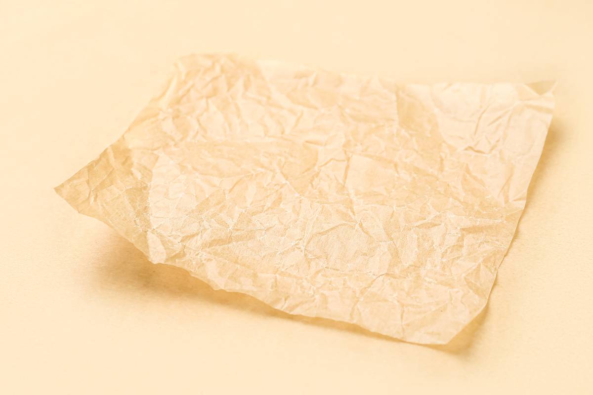 Carta forno, il trucco per stenderla in un secondo sulla teglia senza farla "arricciare"