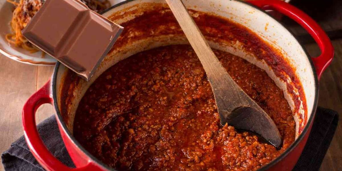 metti un quadretto di cioccolato nel sugo: ti svolta