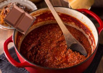 metti un quadretto di cioccolato nel sugo: ti svolta