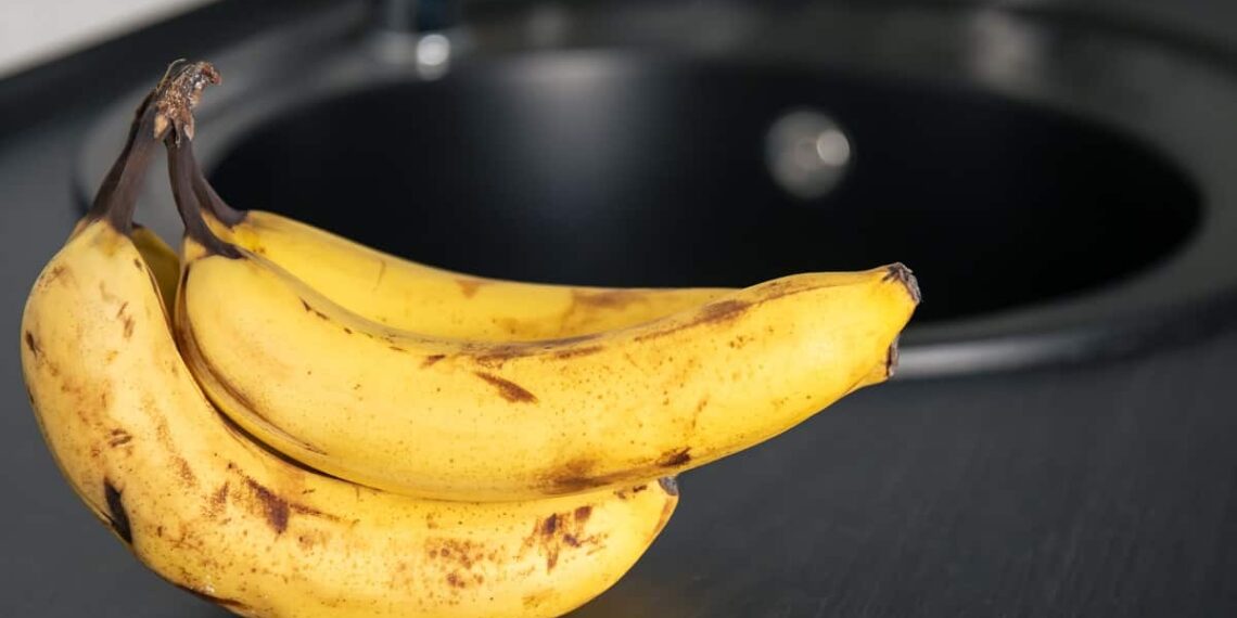 Lo fanno solo in pochi, ma chi lo sa non smette più: perché lavare le banane prima di mangiarle cambia tutto