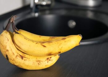 Lo fanno solo in pochi, ma chi lo sa non smette più: perché lavare le banane prima di mangiarle cambia tutto