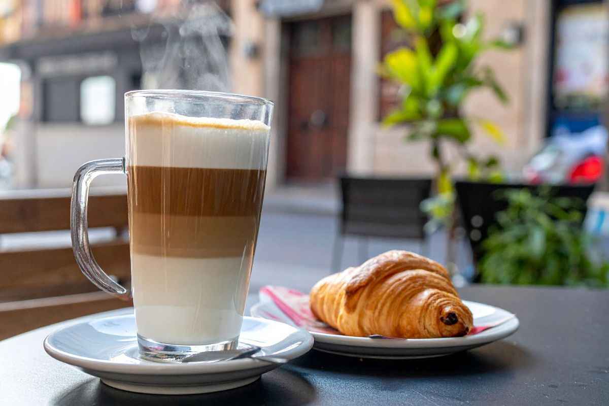 caffè: in quale tazzina va messo caldo o freddo?