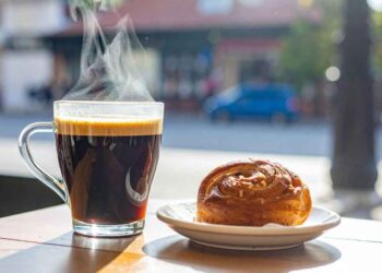 caffè: in quale tazzina va messo caldo o freddo?