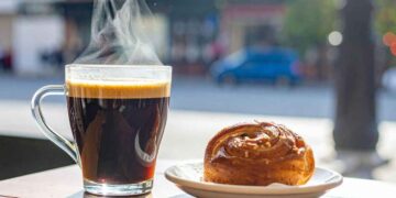 caffè: in quale tazzina va messo caldo o freddo?