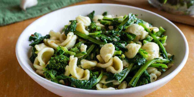 Cime di rapa, non solo con le orecchiette: come cucinare alla perfezione l'ortaggio