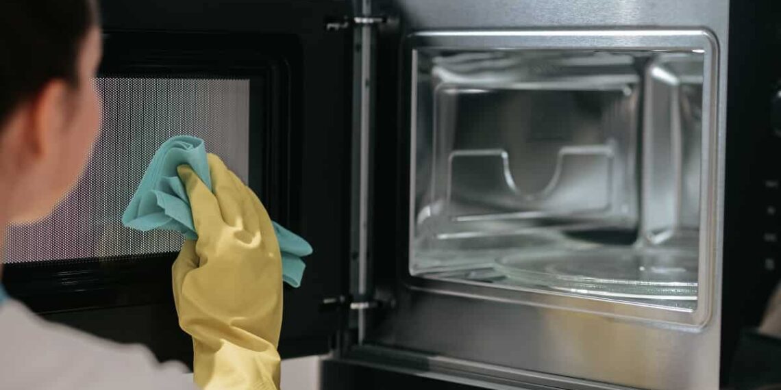 come pulire il forno a microonde