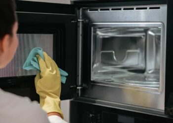 come pulire il forno a microonde