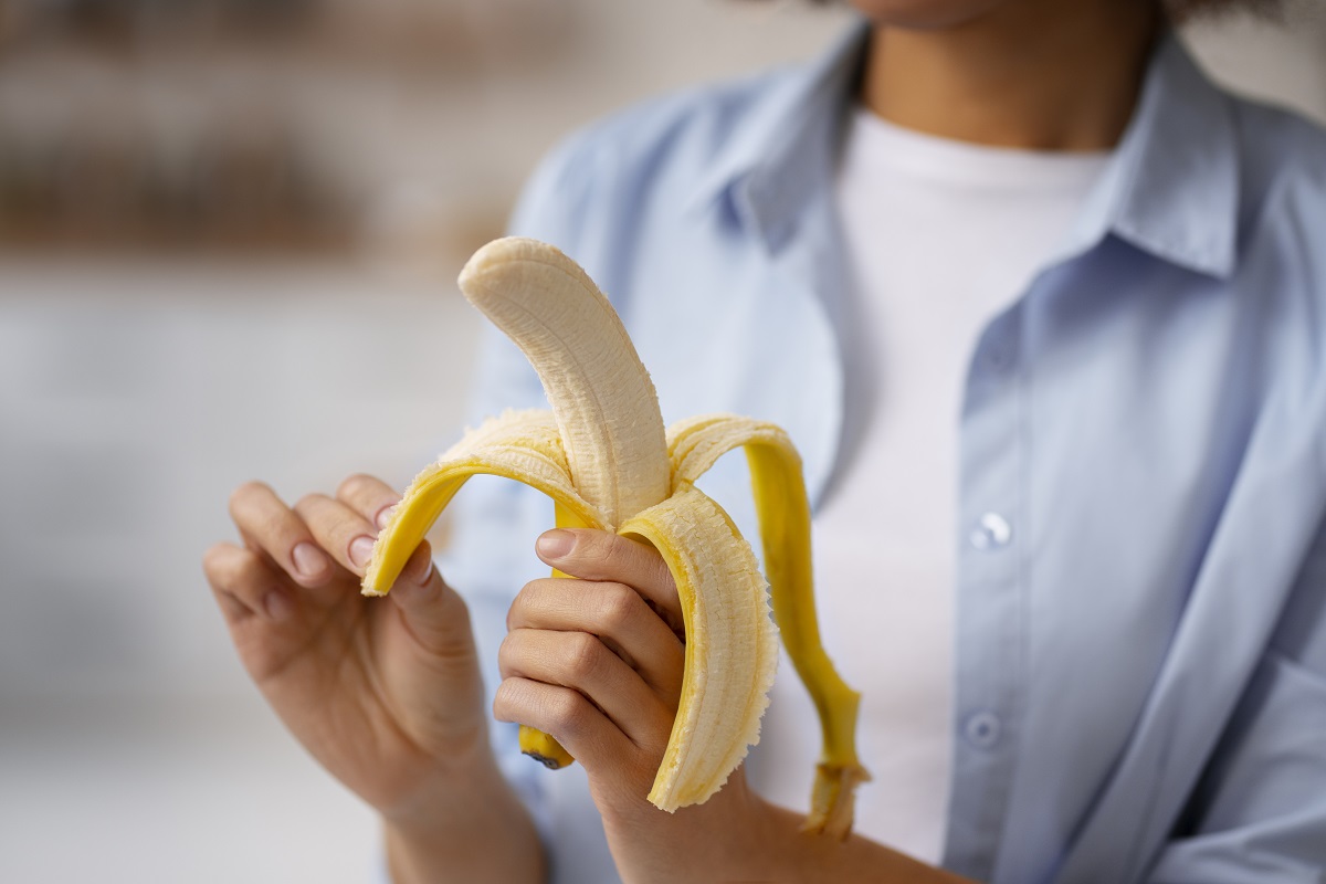 Lo fanno solo in pochi, ma chi lo sa non smette più: perché lavare le banane prima di mangiarle cambia tutto