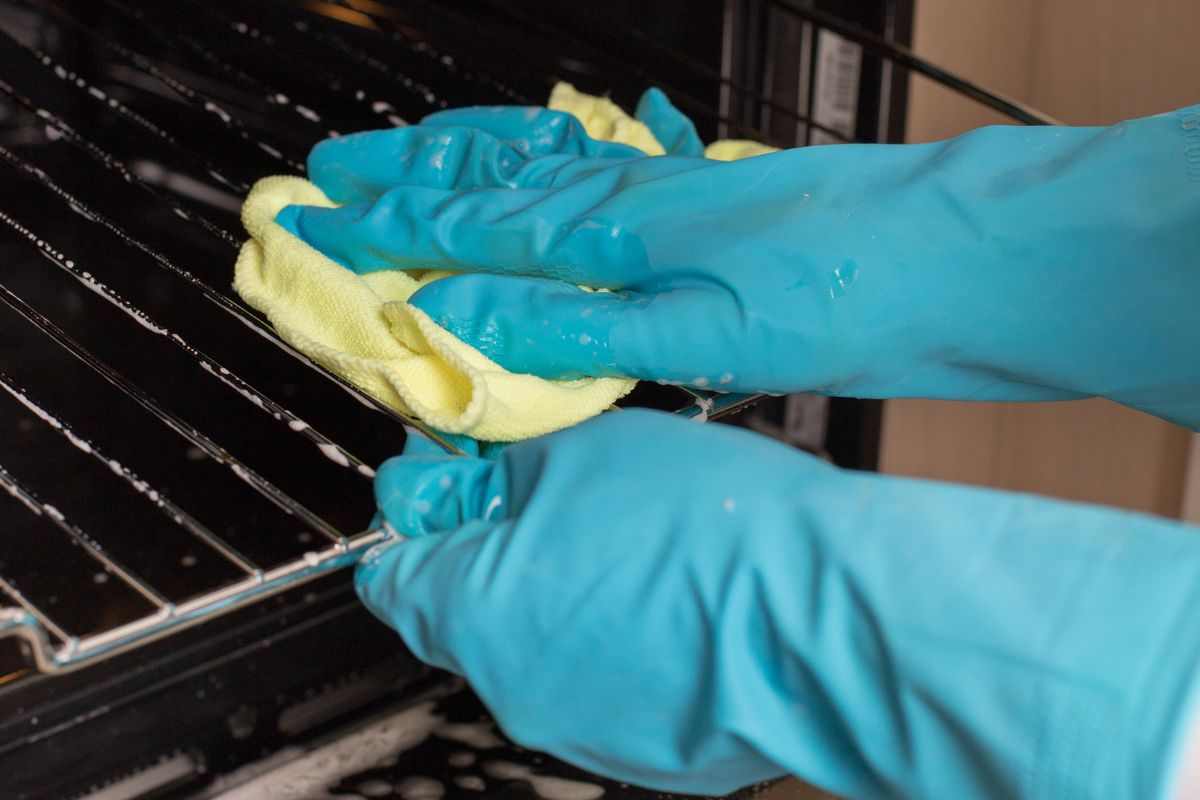 cosa fare e non fare per pulire il forno