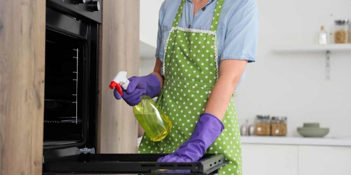 cosa fare e non fare per pulire il forno