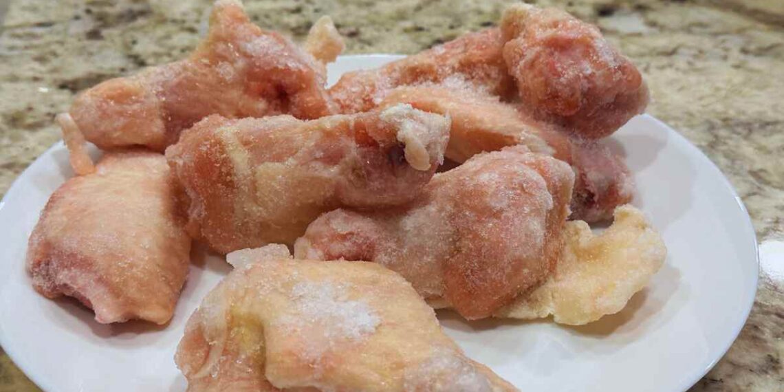 Hai sempre scongelato la carne così ma rischi il pronto soccorso